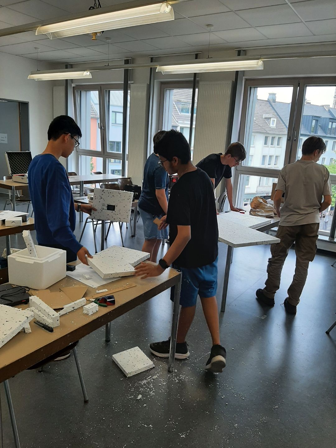 Teilnehmende des ersten Wetterballon-Kurses in 2025 in der Werkstatt