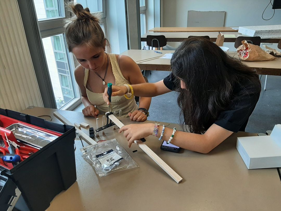 Teilnehmende des Wetterballon-Kurses im Sommer 2025 beim Bau einer Expermentierhalterung