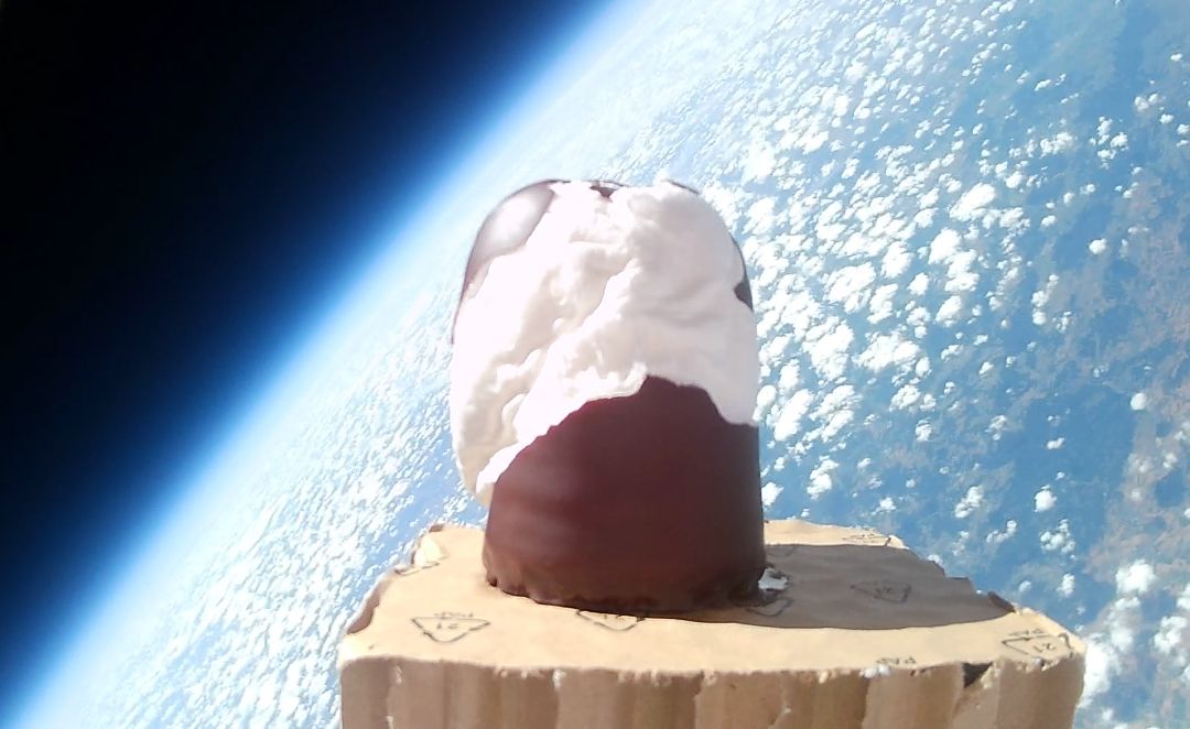 In 2025 schickten wir einen Schaumkuss ins Weltall. 