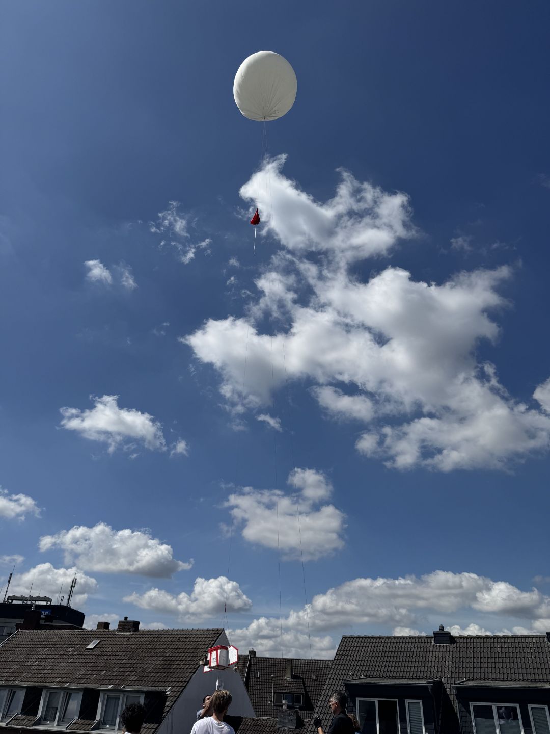 Ab in die L&uuml;fte: Der Start unserer Wetterballon-Sonde "Elephant One" im Sommer 2025 