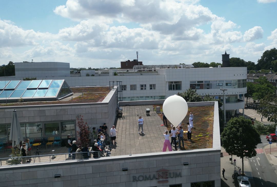 Der Wetterballon kurz vor dem Start vom Dach des RomaNEums in 2025